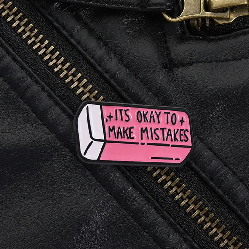 Broche en émail en forme de gomme avec la mention « Il n'y a pas de panne si on fait des erreurs », rose et blanc, broche motivante pour étudiants et cadeau d'auto-compassion.