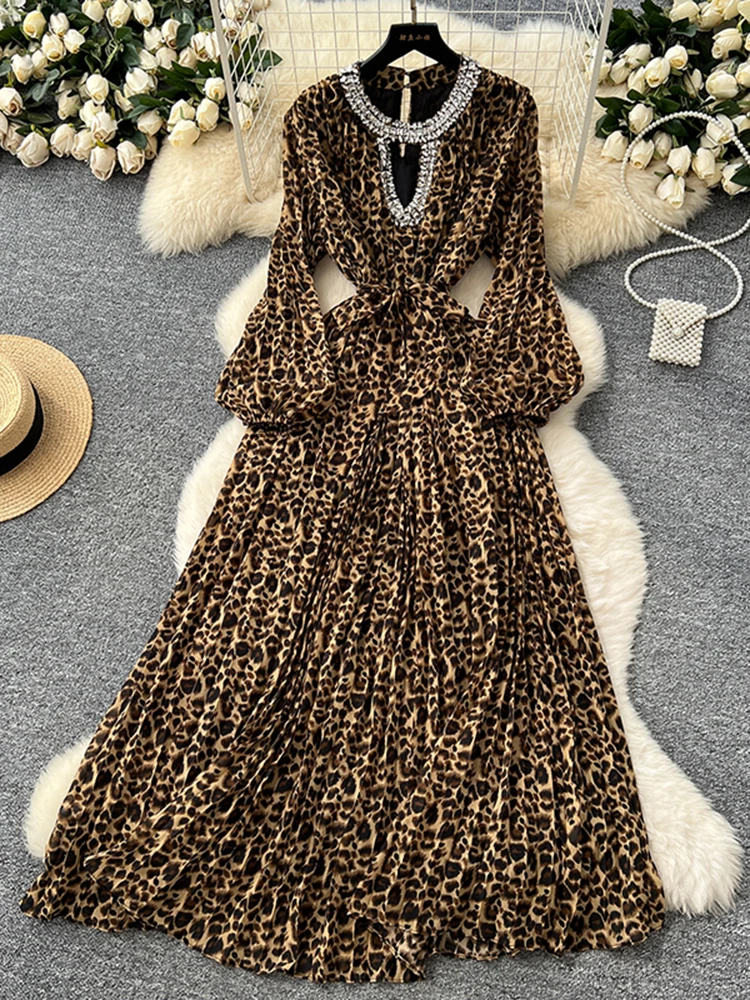 

Spring Autumn Women's Fashionable Diamond Inlaid Leopard Print Dress O-neck Waist Cinched Long Sleeved Large Swing Dress S251