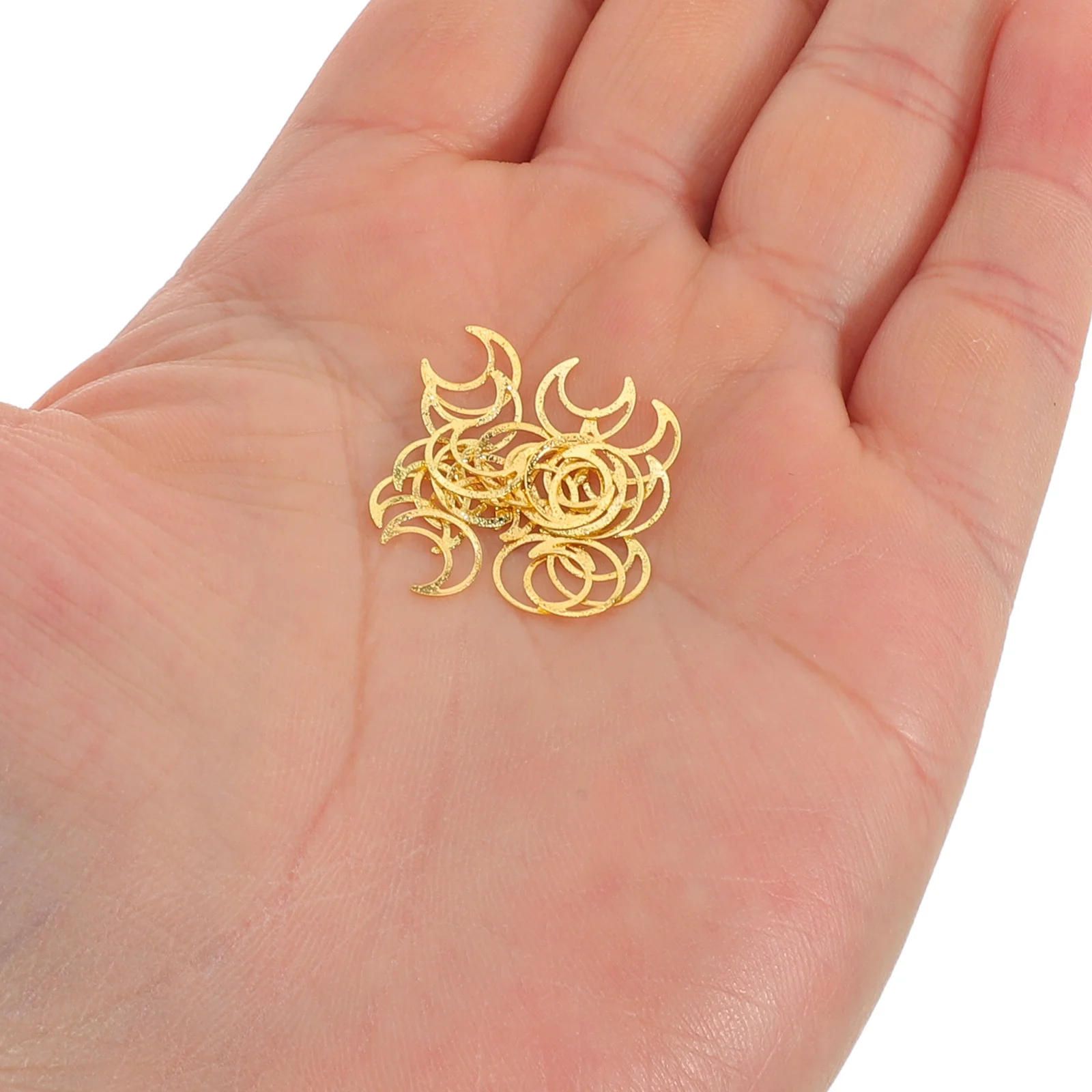 

1500 шт., подвески для ногтей в виде луны, золотые металлические винтажные полые дизайны, маникюрные драгоценности, салон, сделай сам, аксессуары для дизайна ногтей, подвески в виде луны для ногтей