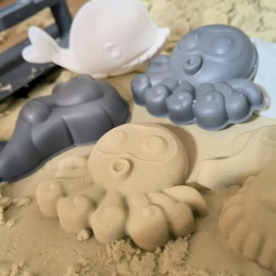 Zestaw zabawek plażowych 12 elementów, zabawki do piasku, kreskówkowy wiatrak, klepsydra, zawiera dwa łopatki, wiaderko na wodę, konewka, narzędzia w kształcie zwierząt.