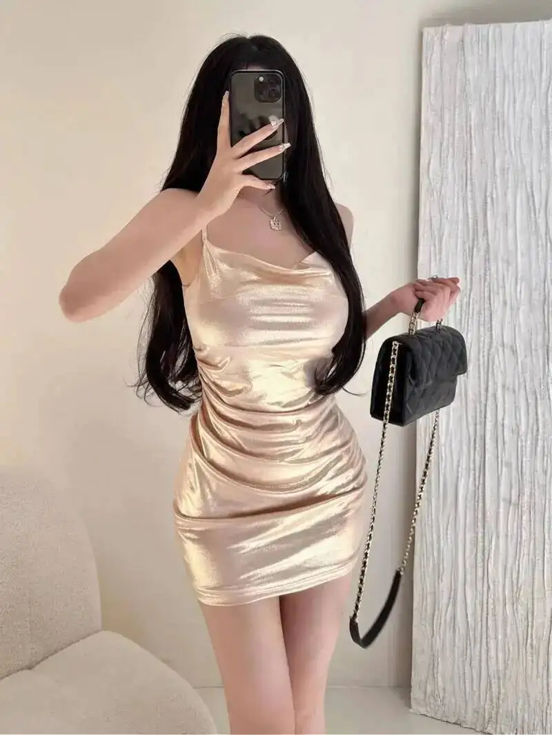 Puro desiderio abito con scollo a V elegante per le donne estate pieghettato lusso oro Pu moda donna serbatoio mini abito dolce coreano 2025 nuovo 84Z