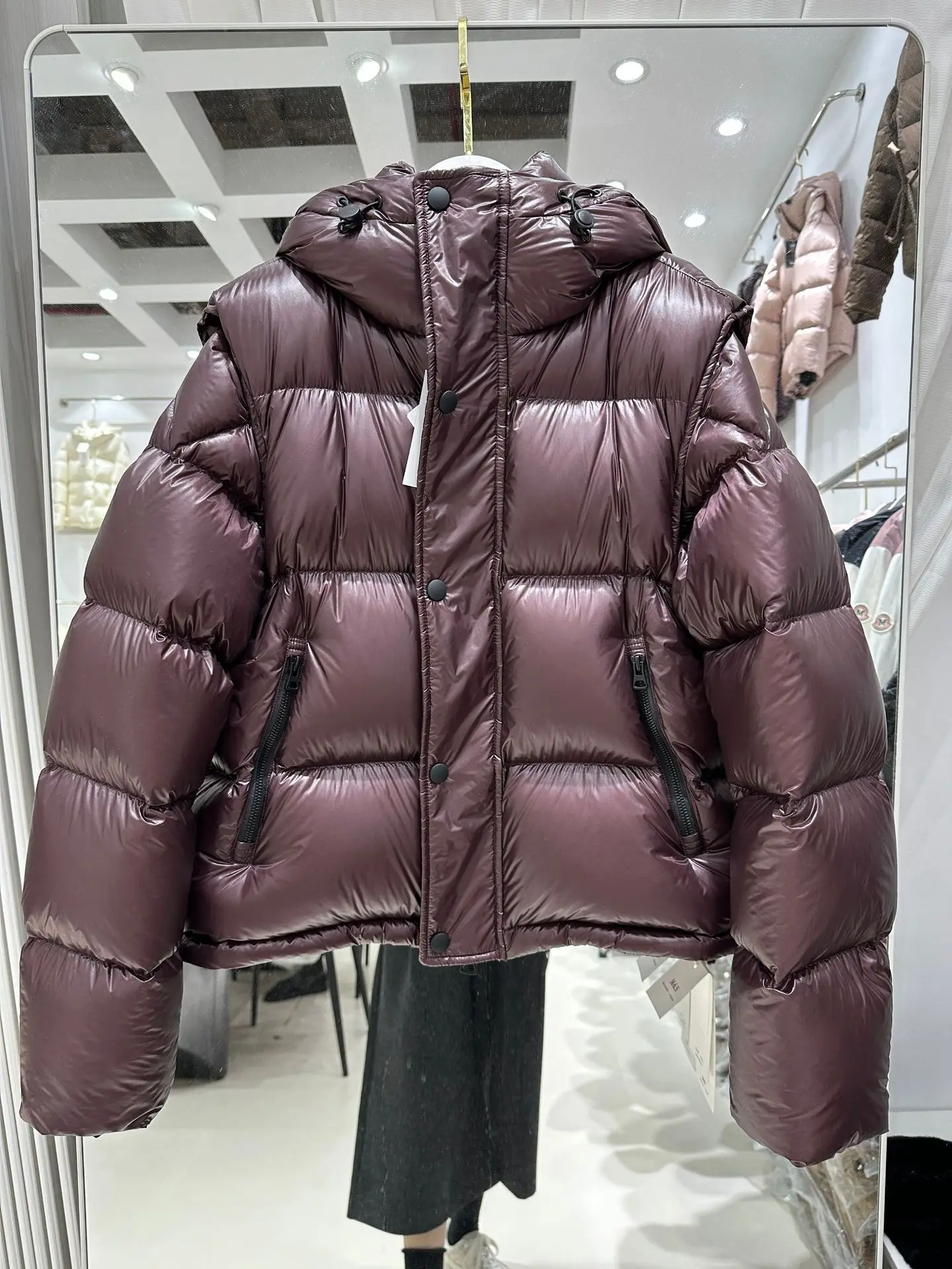 النمط الأوروبي قصيرة مقنعين المرأة سترة منفوخة 2025 جديد سميكة الدافئة الشتاء سترات انفصال كم 2 في 1 أسفل سترة معطف