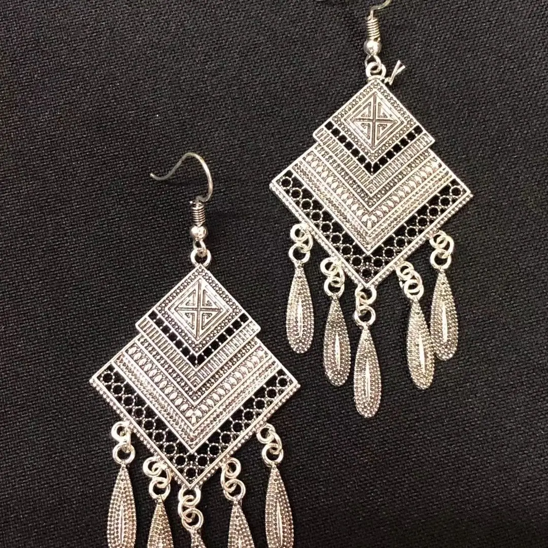

Ethnic minorities imitation seedling silver fringed leaves fashion temperament earrings