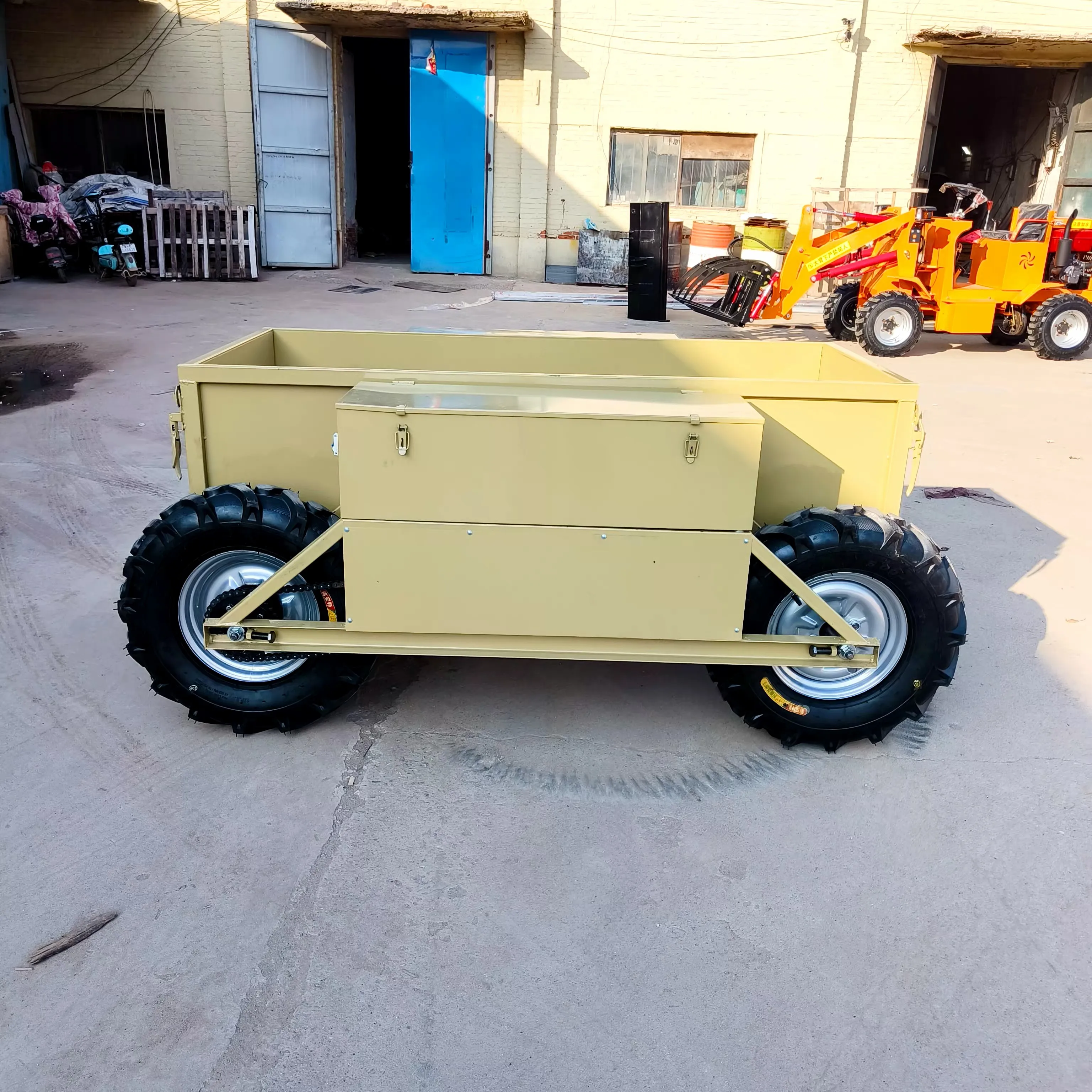 Ferngesteuerter All-Terrain-LKW. Schwerer Hub-LKW. Intelligente Fernbedienung