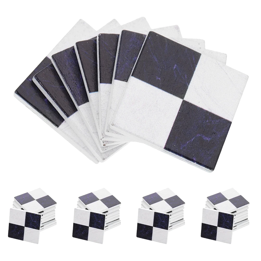 45 Stück schwarz-weiß karierte Miniatur-Holzbodenfliesen für Puppenhäuser, DIY-Mikrolandschaftsdekoration, Puppenhaus-Bodenbelag-Zubehör