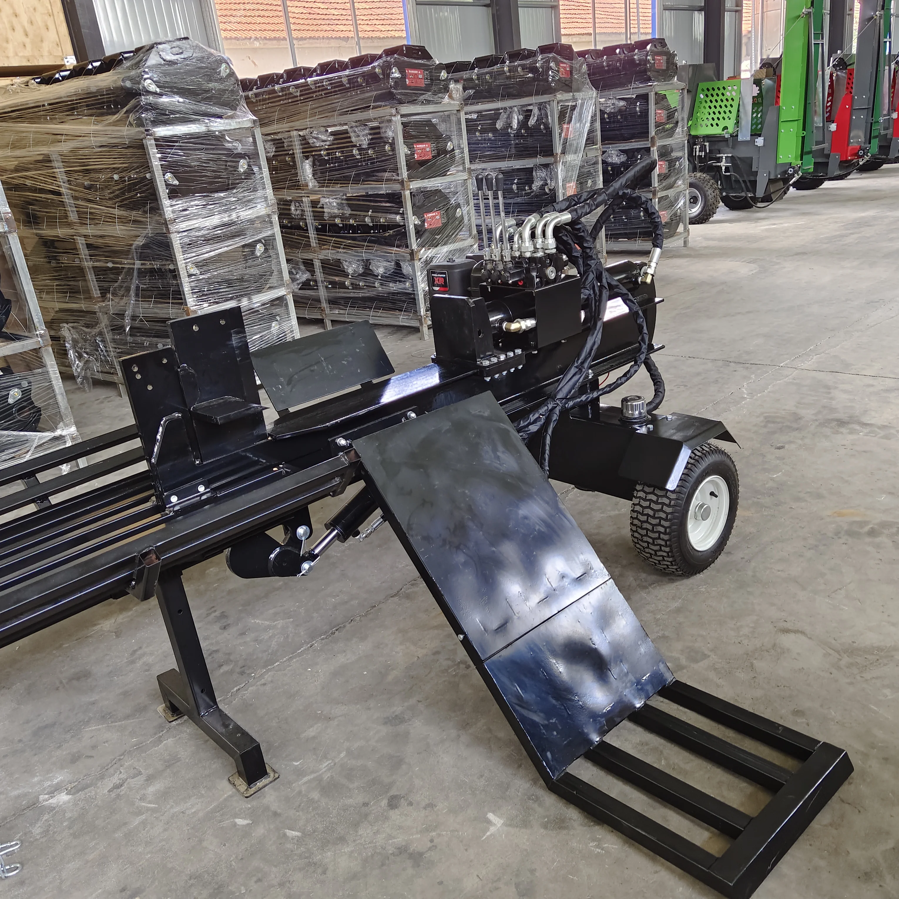 202530トン級業務用木材加工林業用丸太割り機（ログリフター付き）