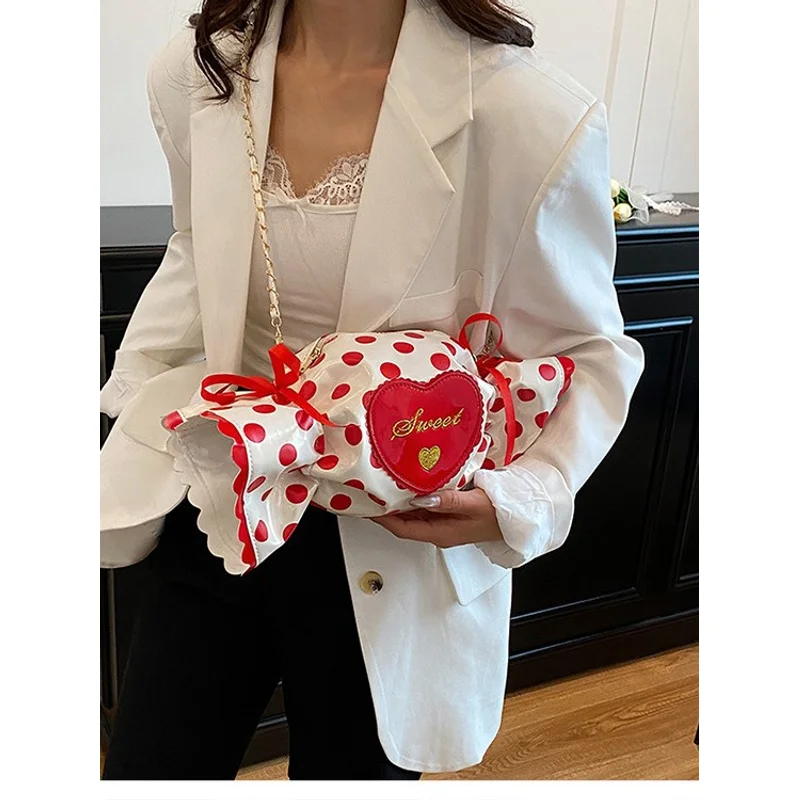 

Cute Bow Candy Shaped Crossbody Bag Red Polka Dot Patent Leather Heart Patch Chain Shoulder Purse Women Sweet Fashion Daily bags