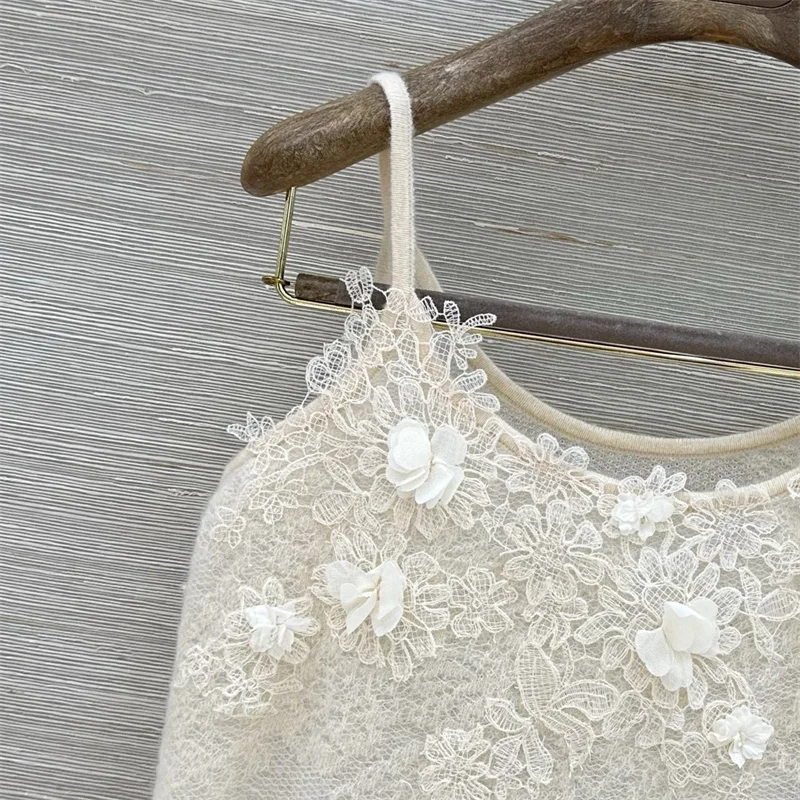 Immagine 4: Gilet in maglia da donna, nuovo top senza maniche con bretelle e vestibilità aderente per l'autunno 2026, maglione da donna in misto lana, top corto con ricamo in pizzo