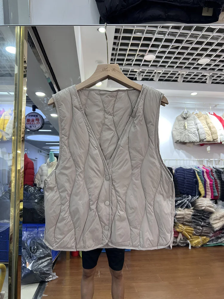 سترة نسائية شتوية جديدة لعام 2025 خفيفة الوزن وقصيرة ورقبة على شكل حرف V وبطانة داخلية متعددة الاستخدامات سترة بيضاء مبطنة للأسفل #4