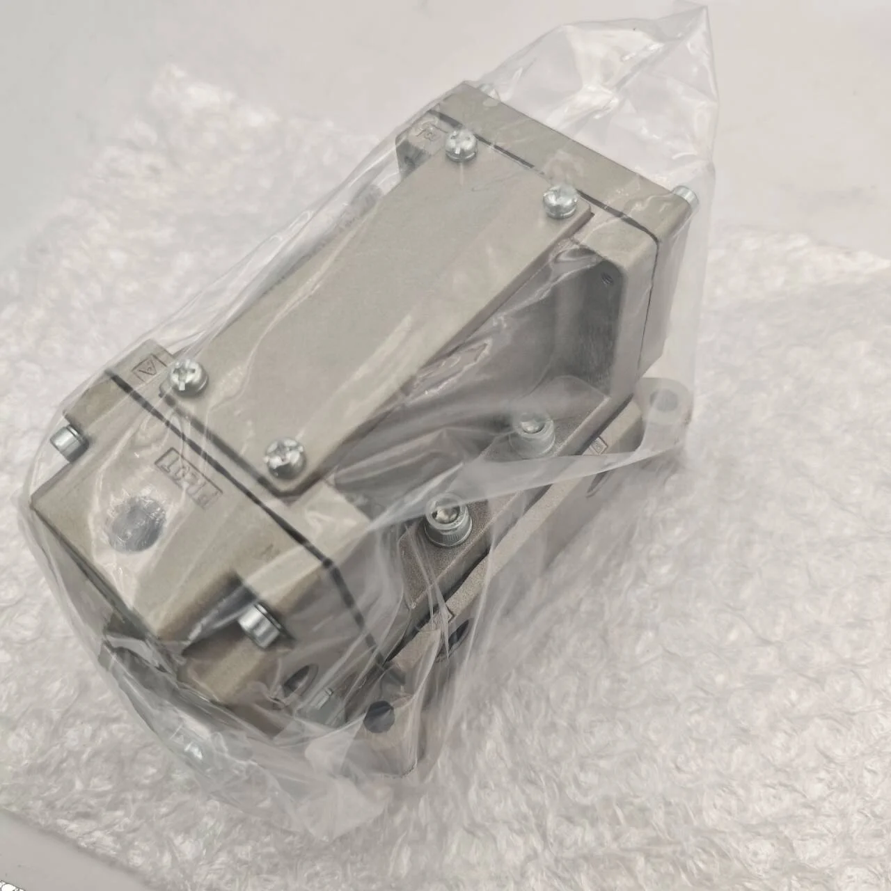 الأصلي SMC صمام الملف اللولبي للتحكم الهوائي VSA4130-02-N-X200 صمام التحكم الهوائي بخمسة تمريرات