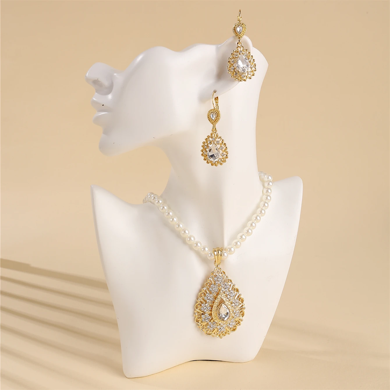 Moroccan Style Water Drop Hollow Pendant Pearl Necklace Large Water Drop Rhinestone Earrings 2-Piece Bridal Jewelry Accessories