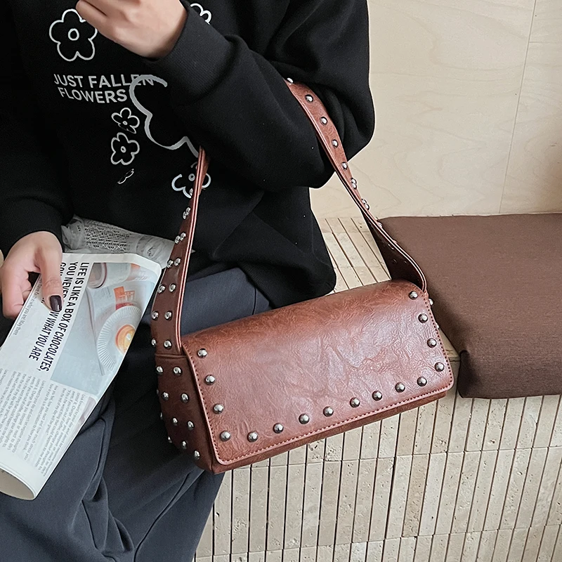 

Женская маленькая сумка через плечо из мятой искусственной кожи с металлическими заклепками, повседневная сумка через плечо в стиле ретро, 2026, новые тенденции