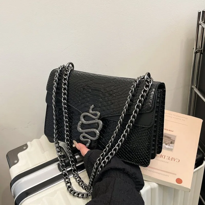 

Niche High-End Snake Print Women's Bag, Large Capacity Crossbody & Shoulder Bag, Versatile Retro Design, Ideal for Daily Commute