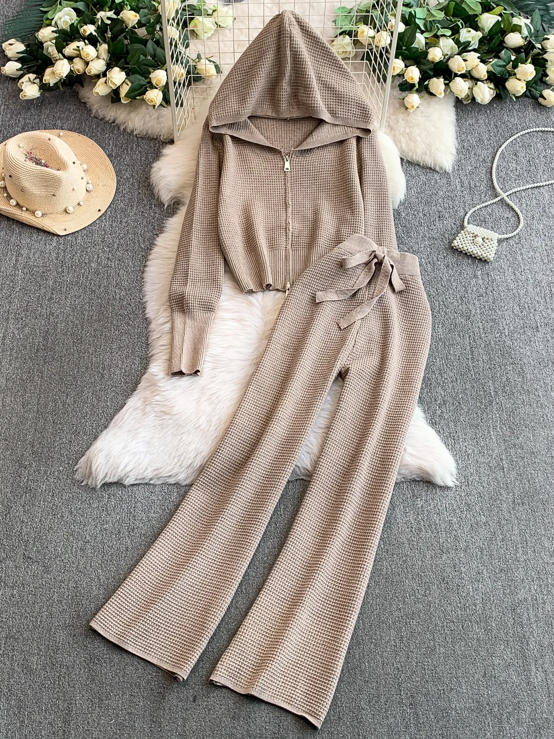 

Модный вязаный комплект для женщин: осенне-зимний повседневный костюм из двух предметов с широкими брюками на высокой талии, эластичными вставками и молнией, обеспечивающий комфорт и тепло.