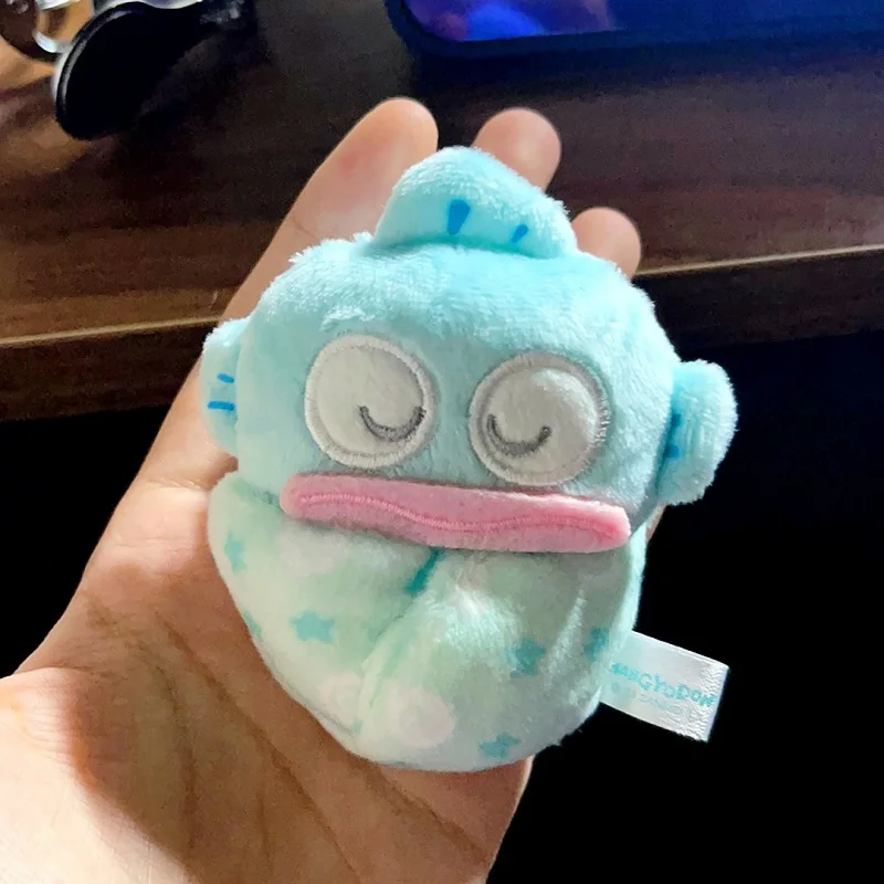 サンリオ ハンギャドン ベビー寝袋 姿勢矯正 ソフトぬいぐるみ キーホルダー キーチェーン 紛失防止飾り スーツケースチャーム 記念品コレクション