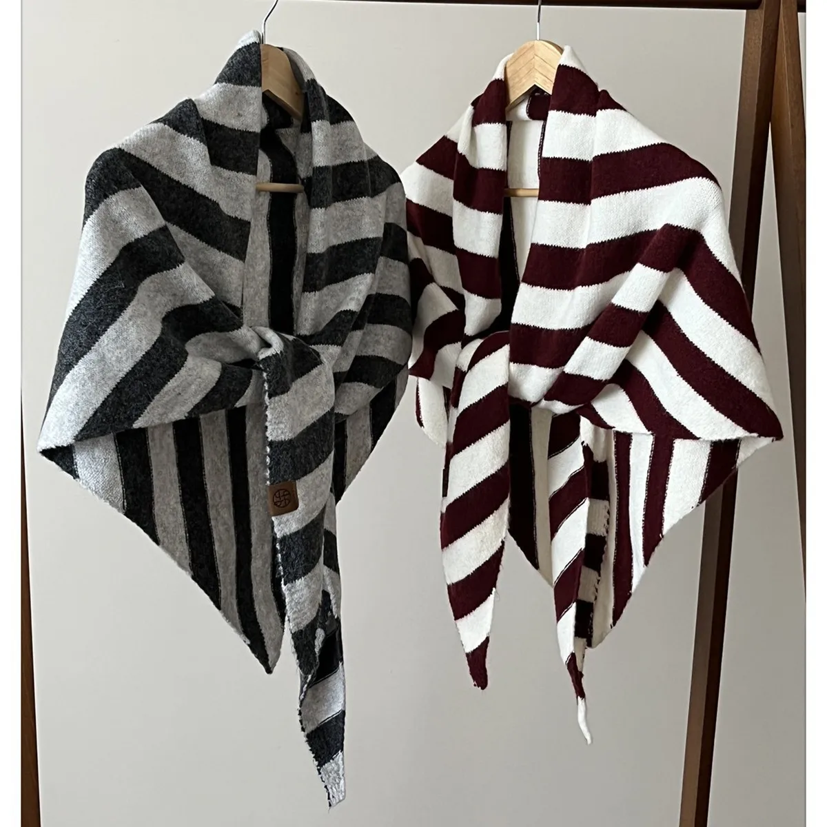 

Женская вязаная шаль в полоску, однотонная шаль из мягкого пушистого материала, шаль с длинными рукавами, полый дизайн, осенне-зимняя шаль, пальто M33