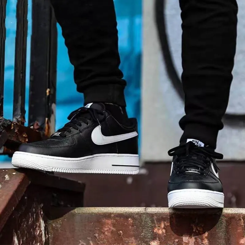 Nike Air Force 1 sepatu kasual untuk pria, sepatu pelat tahan selip modis klasik warna hitam dan putih, sepatu kasual untuk pria