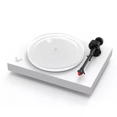 The vinyl turntable is equipped with a high-altitude wind Q red MC cartridge