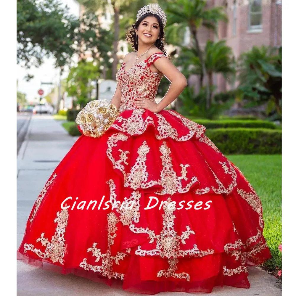 2022 deslumbrante vermelho e dourado embelezamento quinceanera vestidos charro vestido de baile fora do ombro com mangas saia inchada cetim