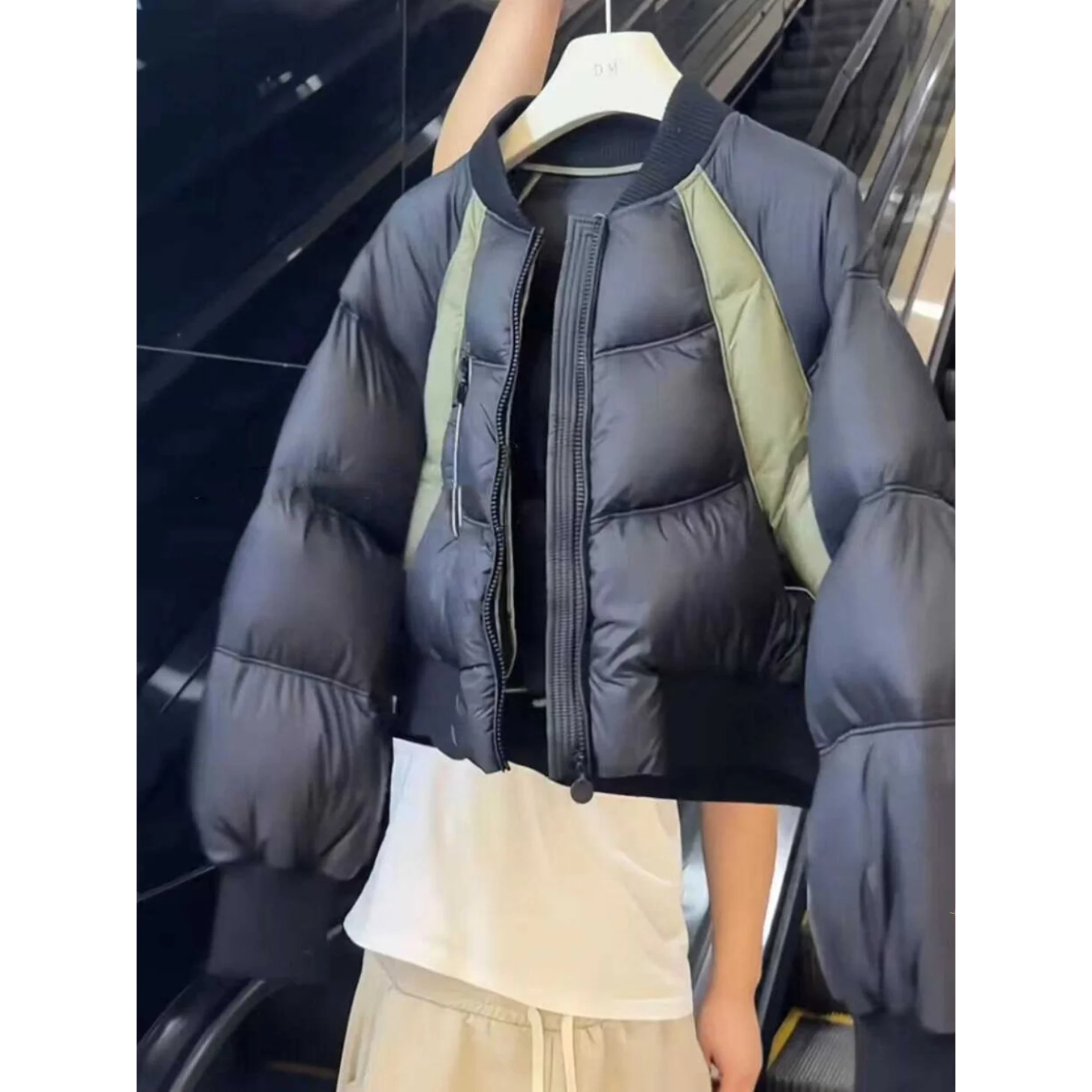 سترة قطنية جديدة لخريف وشتاء 2025 للنساء بياقة بيسبول قصيرة وسترة منتفخة دافئة سميكة