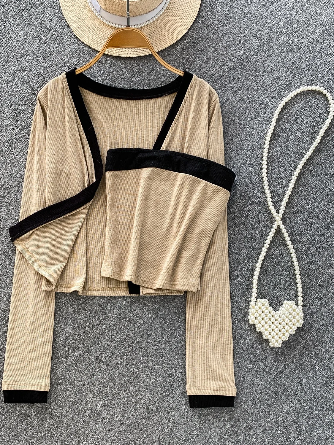 

Вязаный комплект Ele ort: укороченный топ и жилет, облегающий крой, для фигуры типа «груша», дизайн с цветовыми блоками