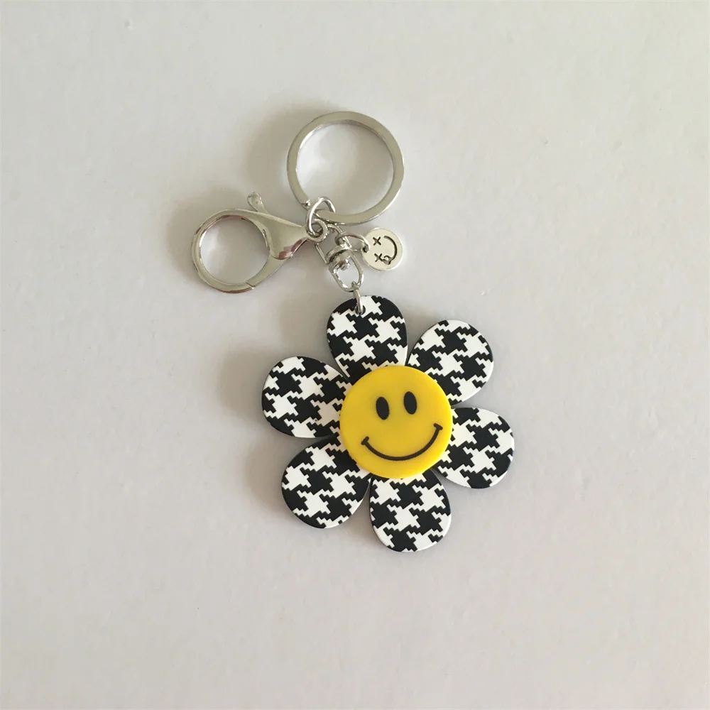 Lovely Black White Pattern with Smile Daisy Charm Key Chain Bag Decoration For Women Girl Unisex Casual Chic Cute Accessory