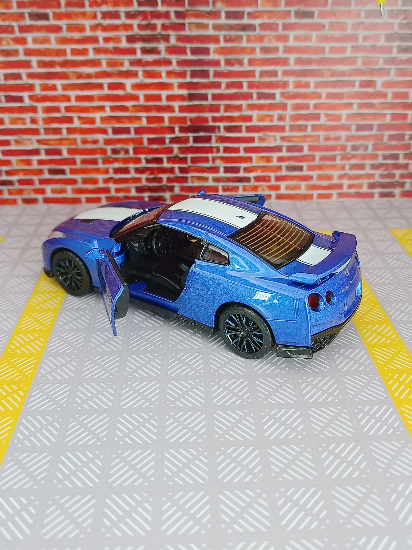 1:32 Nissan GTR R35 50th coche en miniatura de aleación de juguete fundido a presión Metal sonido y coche ligero juguetes para niños vehículo