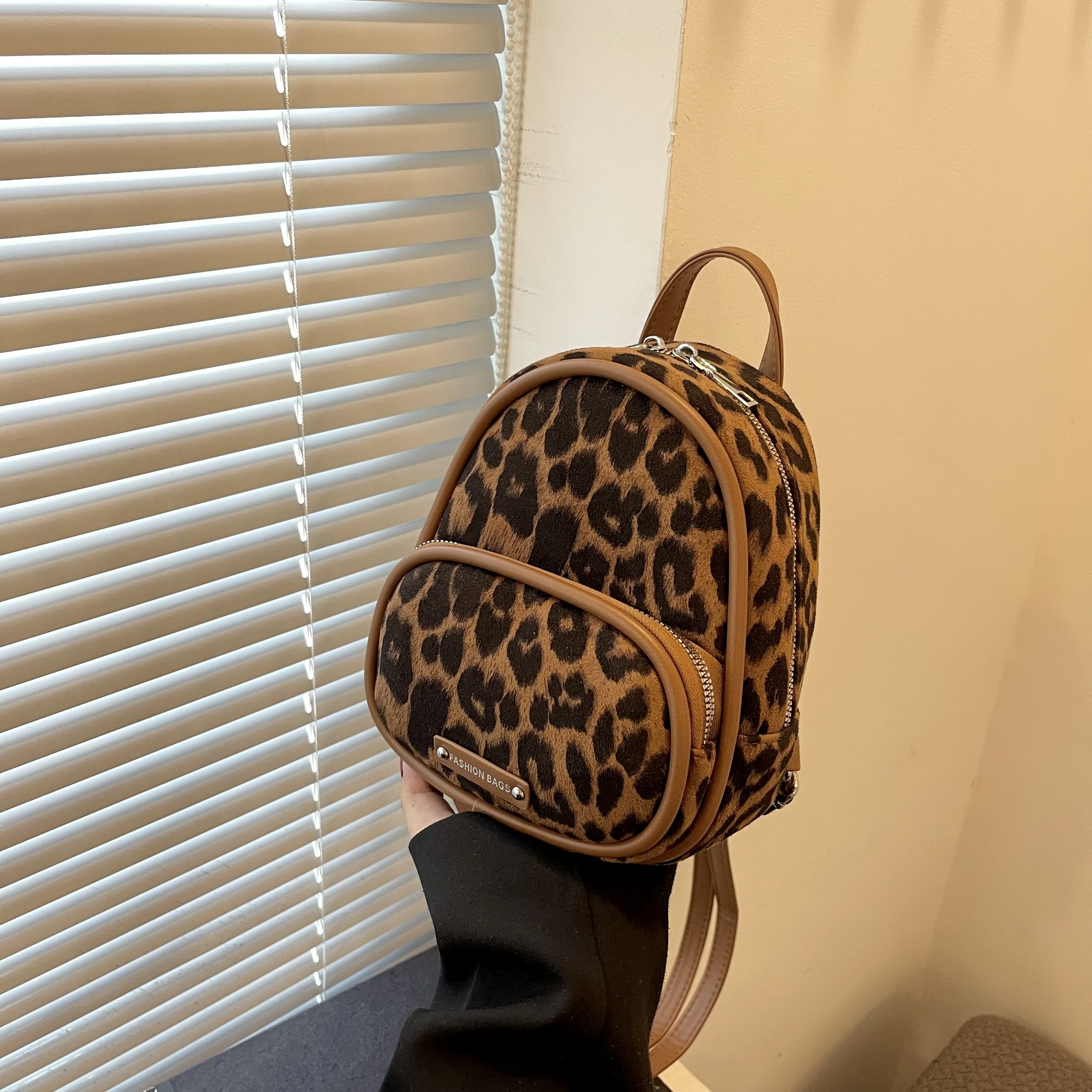 Shoulder bag 2024 new autumn and winter fashion leopard print women\'s backpack versatile mini travel printed backpack