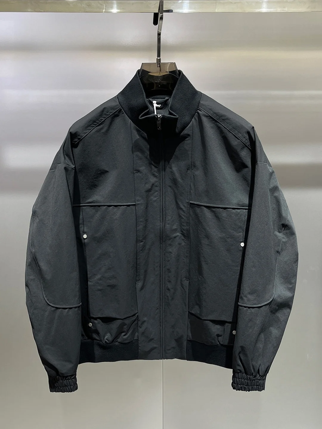 

Весна 2026: Мужская свободная куртка в американском стиле с воротником, универсальная, с комбинированными вставками, повседневная, модная, из полиэстера и нейлона.