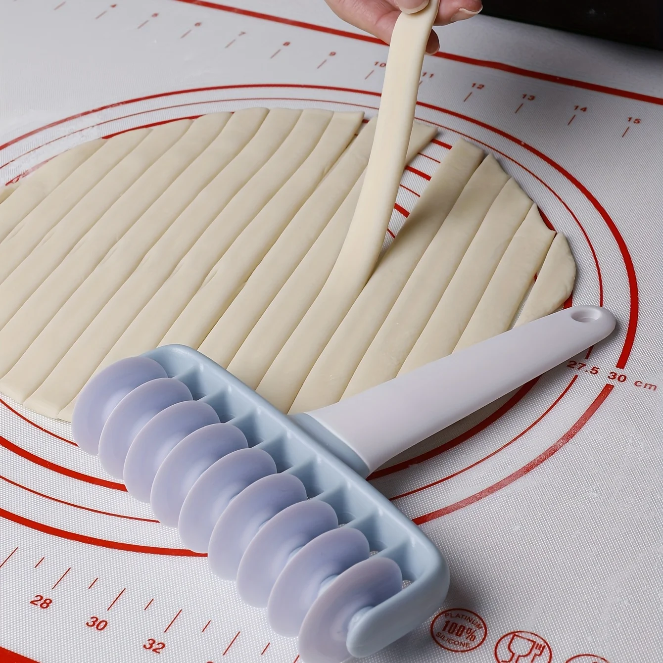 1pc, Pulling Mesh Roller Knife, Noodle Roller Knife, Cutting Strip Knife