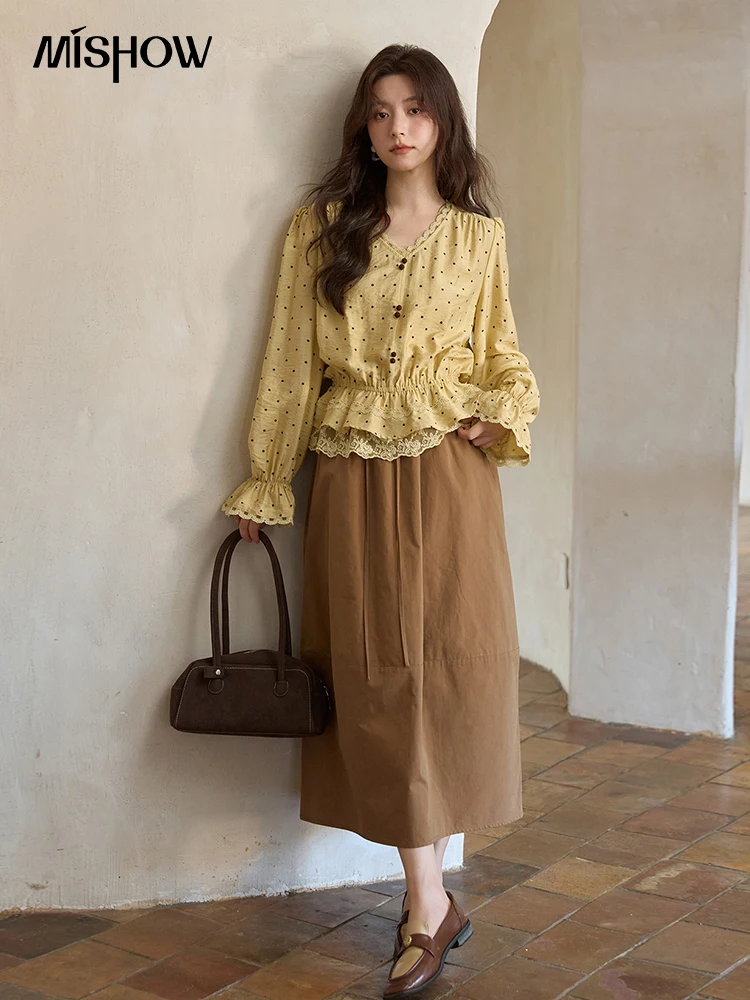 MISHOW Herfst gele stippen linnen blouse 2025 herfst kanten V-hals commuter top flare mouw elastische taille shirts MXE42X1975