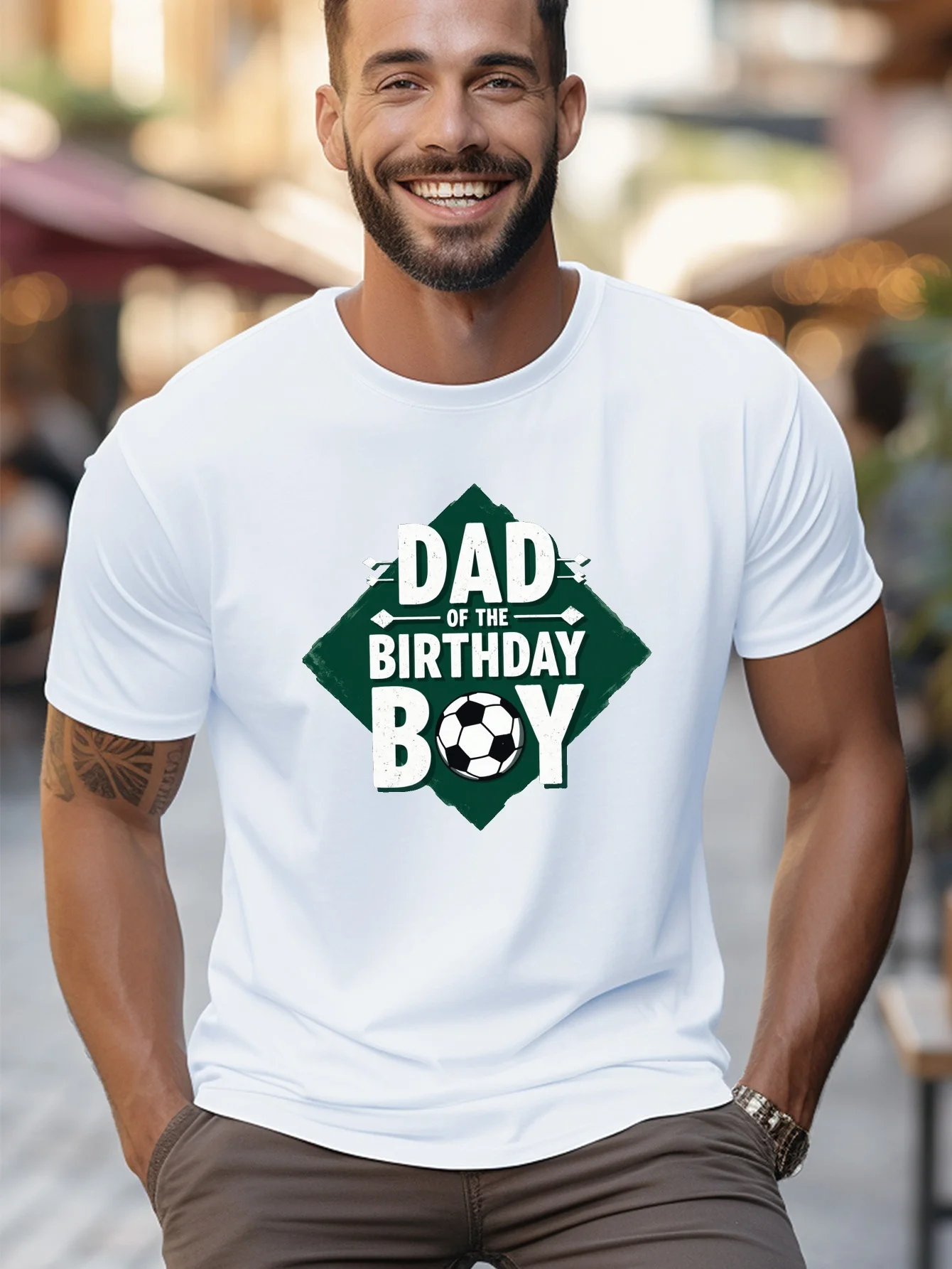 

Мужская футболка с надписью «Dad of the Birthday Boy» — рисунок футбольного мяча, черная с зелено-белым принтом,