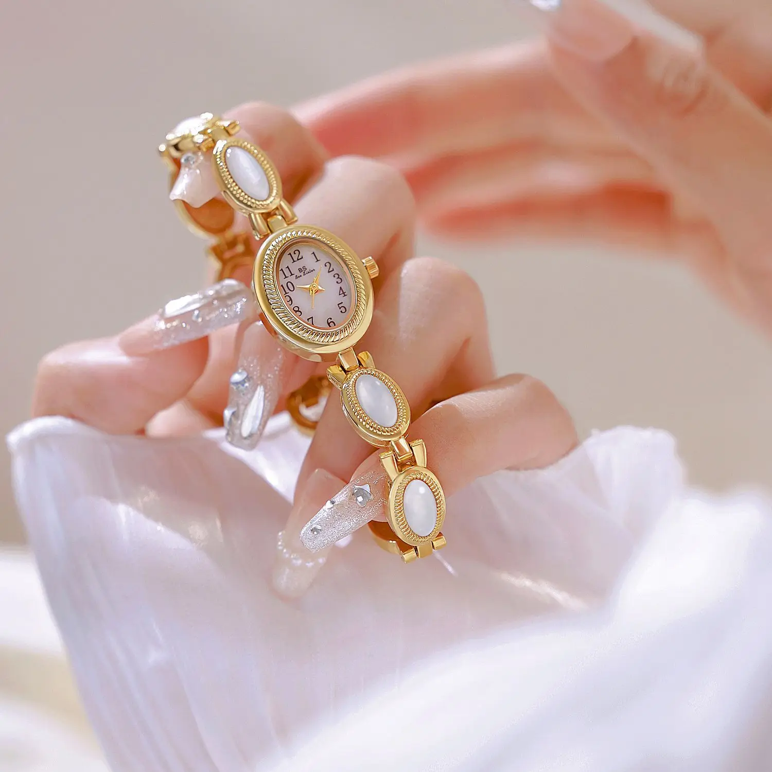 Women's Watch Elegant Shell Bracelet Luxury Ladies Small Dial Oval Quartz Clock Fashion Daily Birthday Party Dress Watch