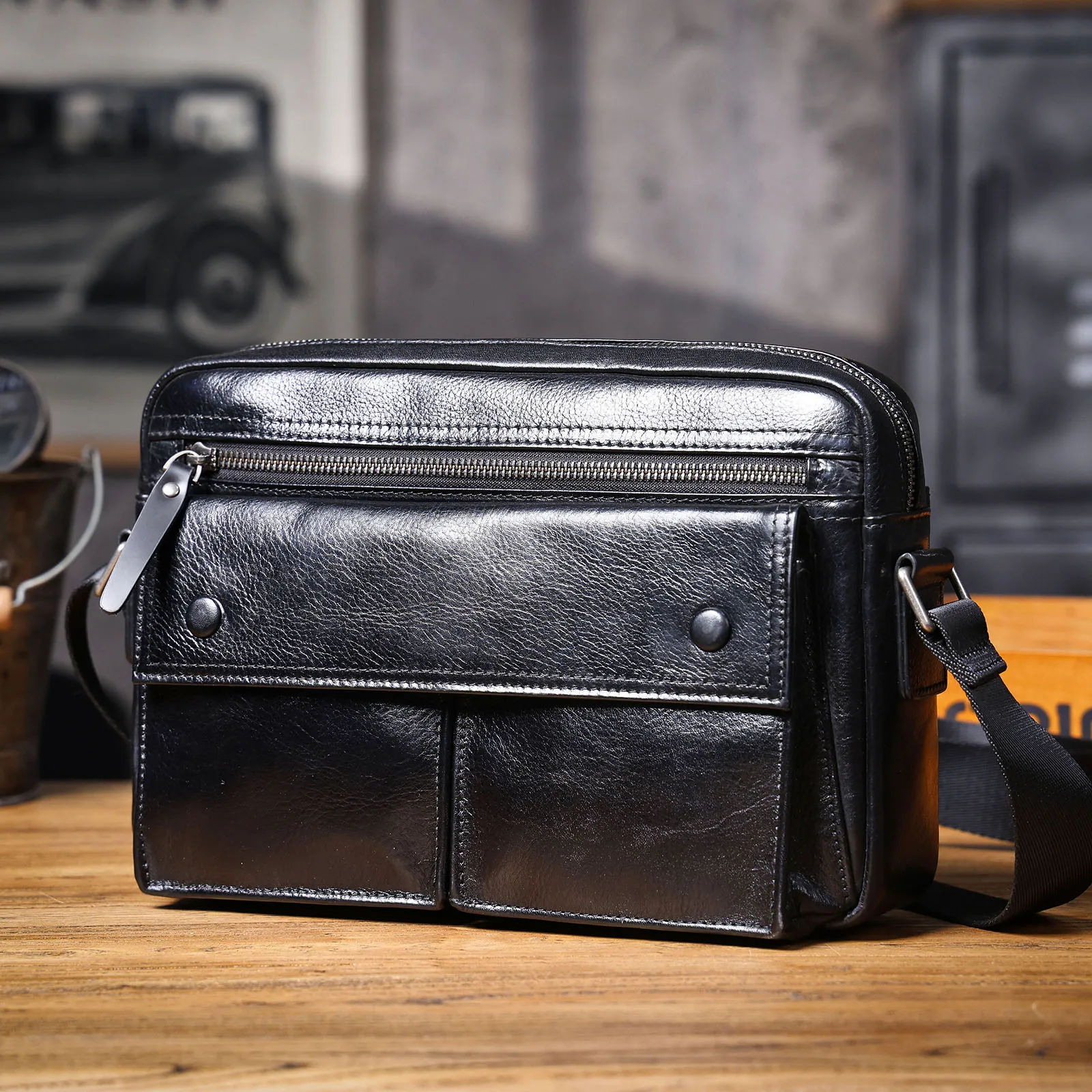 Echte Leder-Brusttasche für Herren, Casual-Umhängetasche aus Rindsleder, Modische Handyhülle, Pflanzlich gegerbtes, gerafftes Leder – Detail 8