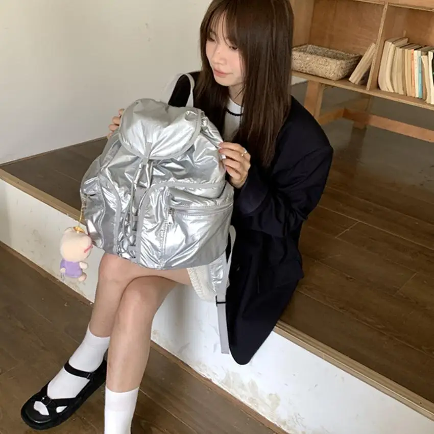 حقيبة ظهر نسائية جديدة لعام 2024 ذات سعة كبيرة بلون فضي، حقيبة عصرية على الطراز الكوري لطالبات الجامعة