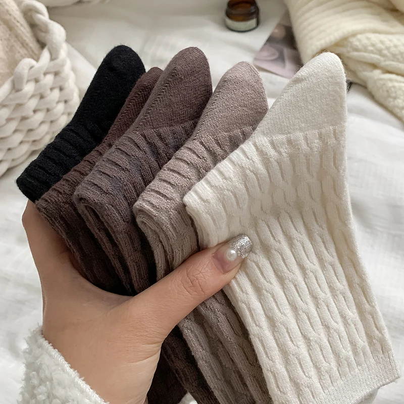 Mode frauen Socken Herbst Winter Neue Trendy Einfarbig Lose Socken Weiblichen Japanischen Stil Casual Grundlegende Warme Crew Socken Bequem
