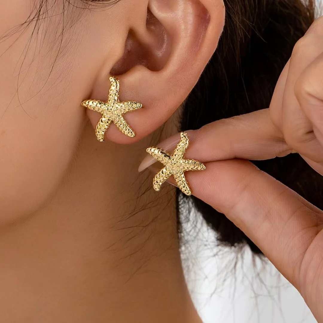 A pair of fashionable women's starfish earrings, simple and unique stud earrings, versatile and high-end commuting earrings