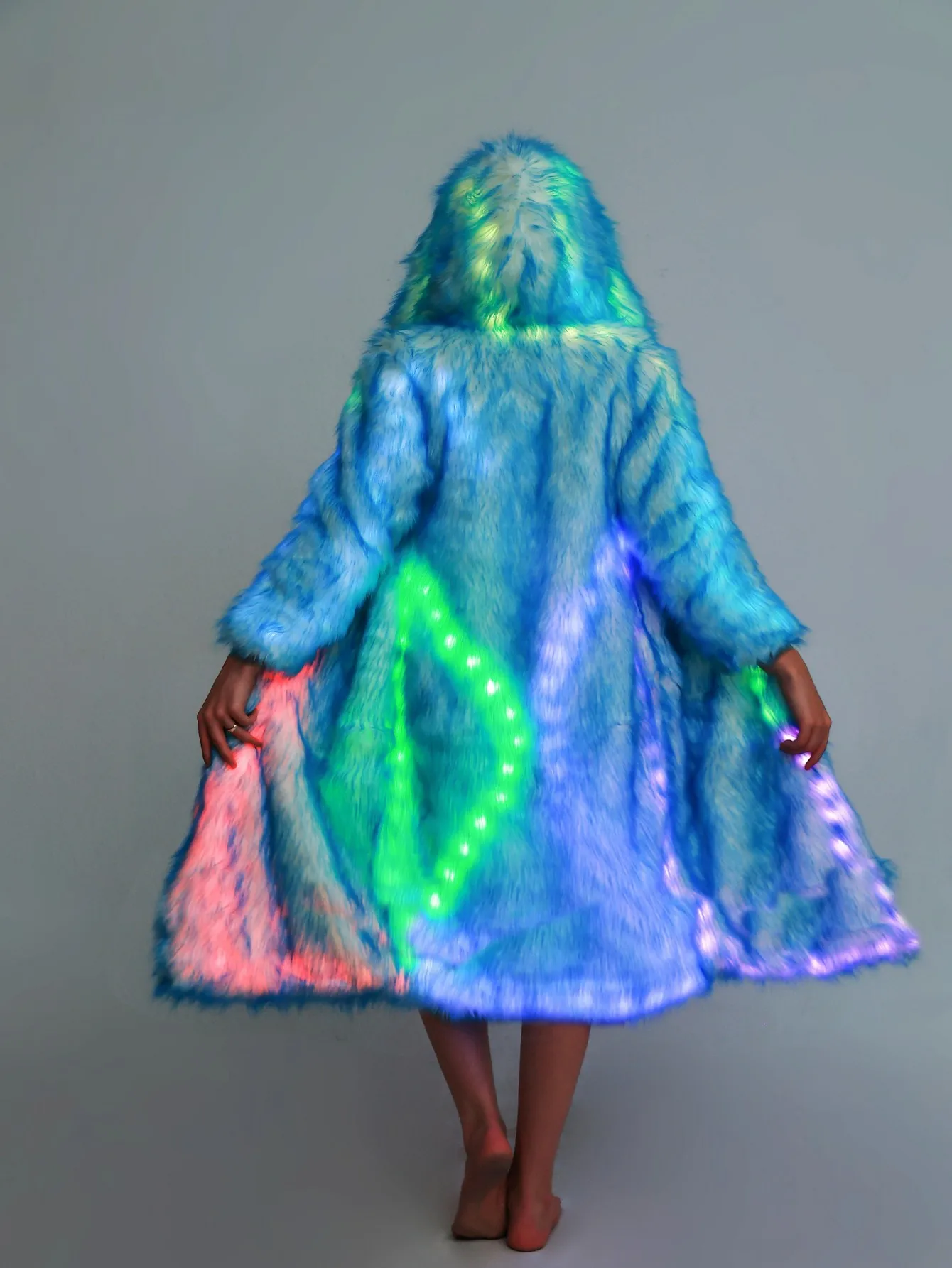 معطف نسائي من الفرو الصناعي أزياء الهالوين التأثيرية سترة LED ملونة بقلنسوة دافئة مقاس كبير معطف منفوش مضيء للحفلات والرقص