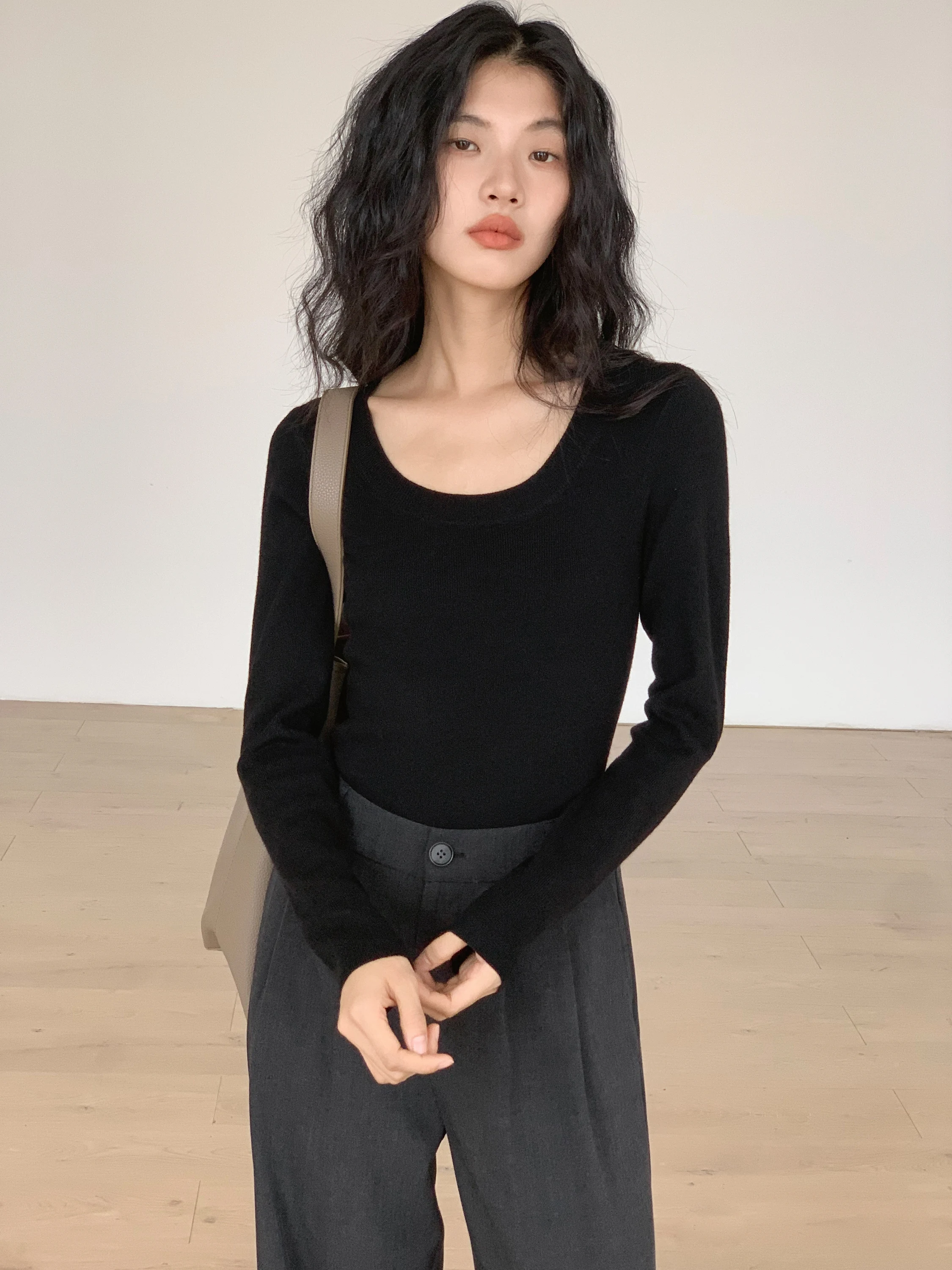 

EIGHTHMONTH Женский облегающий модальный длинный свек U-Ne Base irt Ранняя осень Внутренняя одежда Вязаный топ для поездок на работу Regular Le...