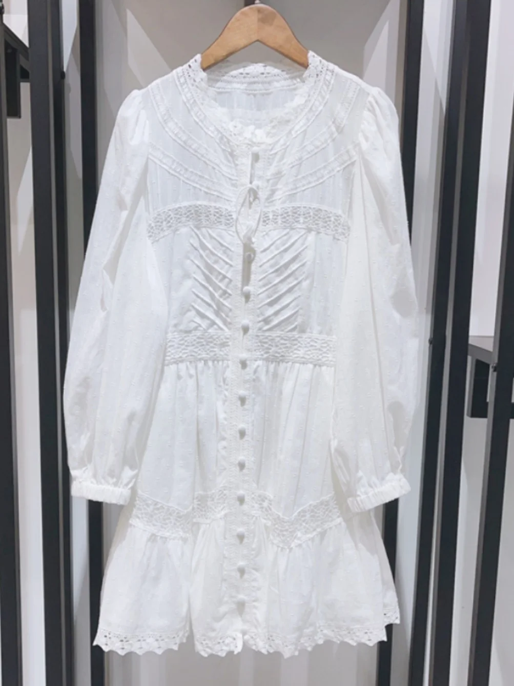 

Элегантное хлопковое платье А-силуэта с круглым вырезом, кружевными вставками и пуговицами, однотонное, с завышенной талией, для офиса, весна-лето 2024