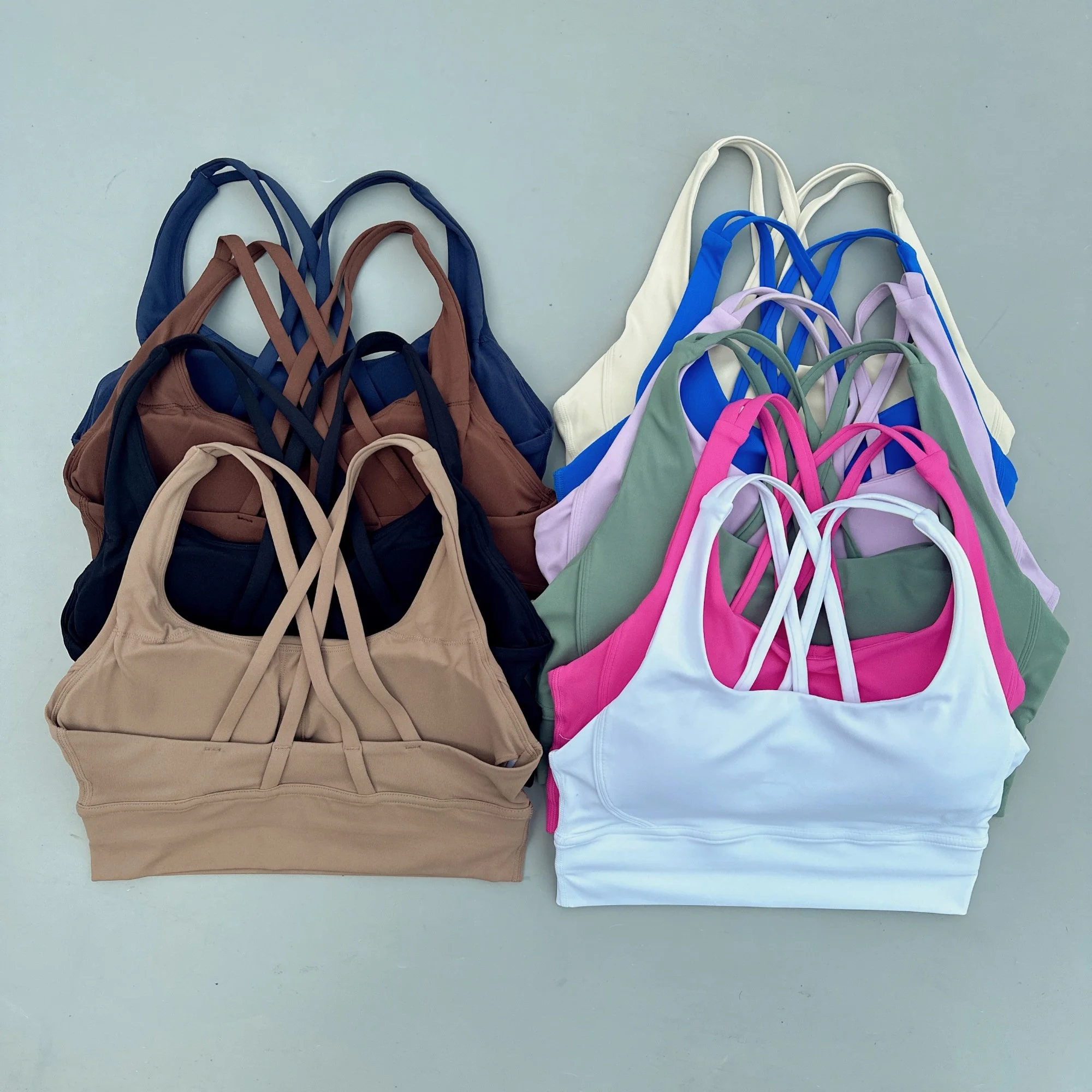 

Однотонный женский спортивный бюстгальтер для фитнеса, мягкий, высокопрочный, облегающий топ для комплексных тренировок, занятий в спортзале, йогой, с подкладкой для груди.