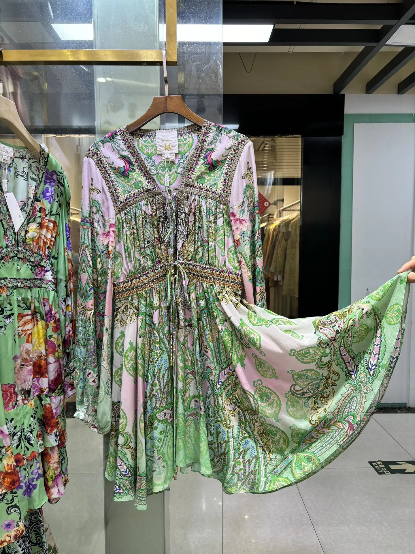 Damska sukienka Mini z głębokim dekoltem w serek z wąska talia z długim rękawem