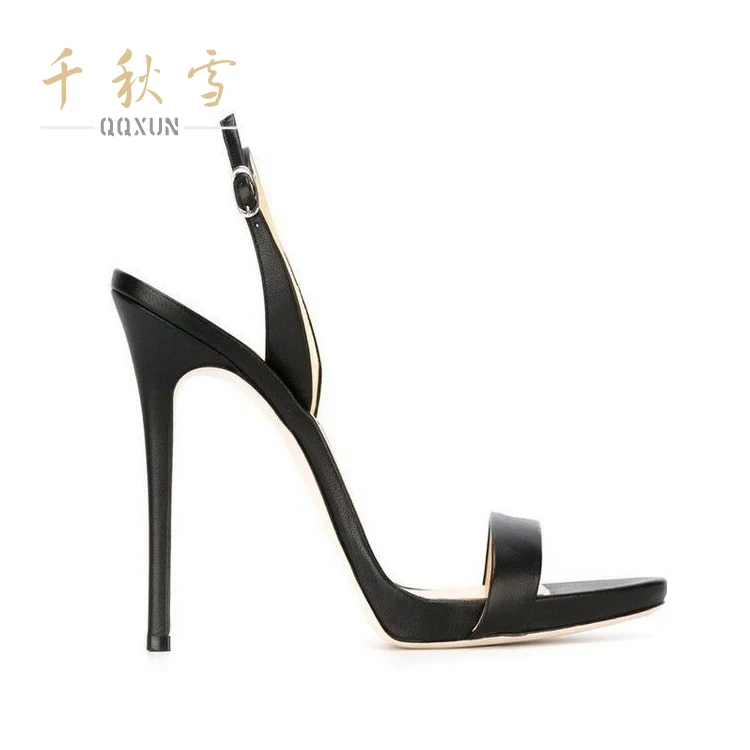 รองเท้าแตะส้นเตี้ยแบบใหม่พร้อมสายเดี่ยว รองเท้าส้นสูงสุดในฤดูร้อน สายรัดหัวเข็มขัดสีดํา นิ้วเท้าเปลือย ขนาดบวกที่เรียบง่าย