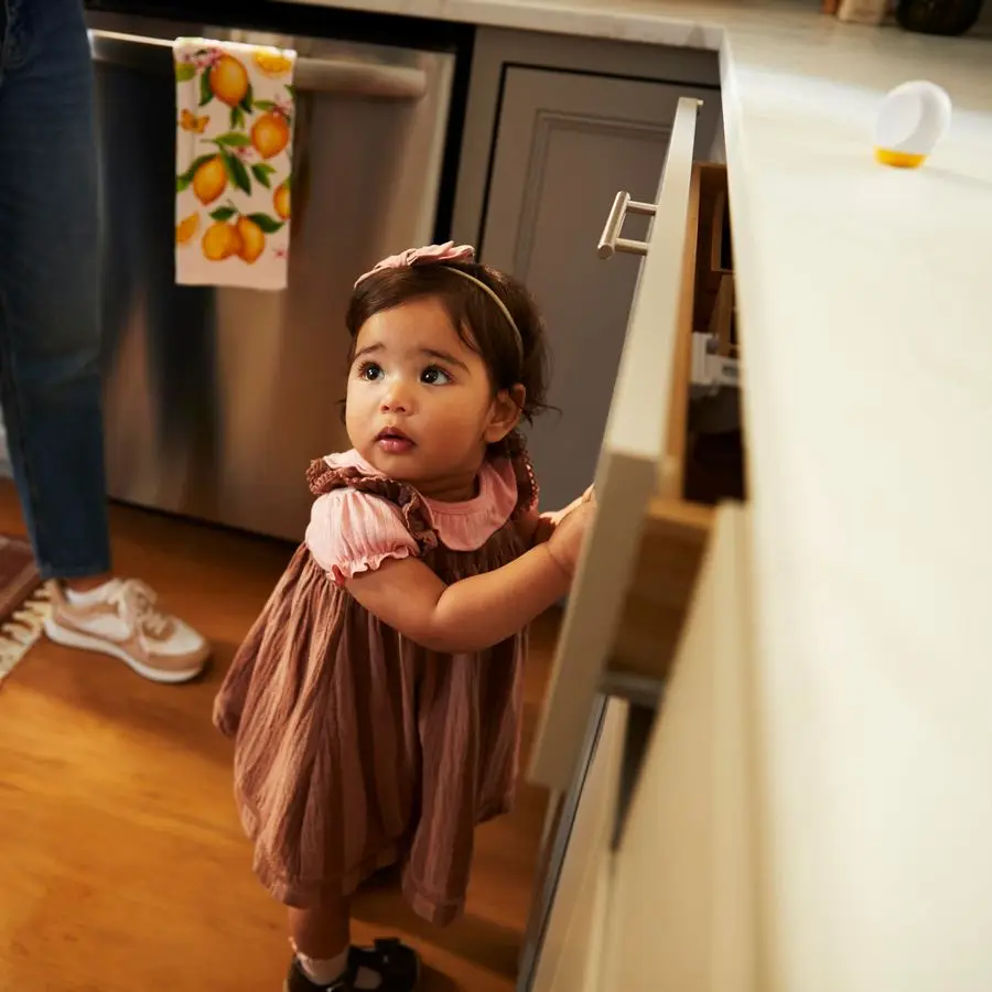 

Первые клейкие магнитные замки для шкафов, в комплект входят 20 детских замков для шкафов, выдвижных усилителей, 2 ключа, белые