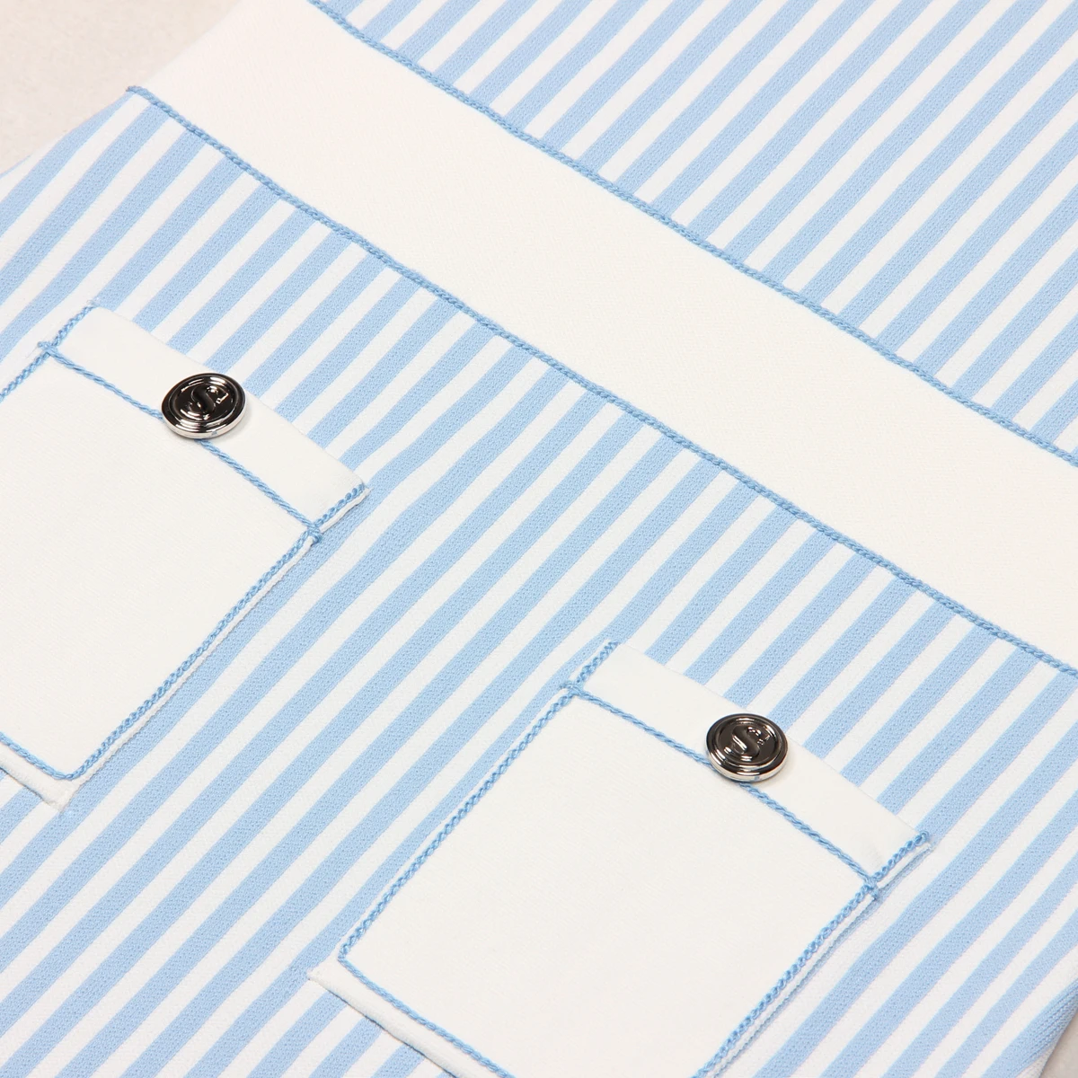 Zomer nieuwe modieuze woon-werkverkeer mouwloze gestreepte revers knoopzak eenvoudige en sfeervolle slim fit korte gebreide jurk