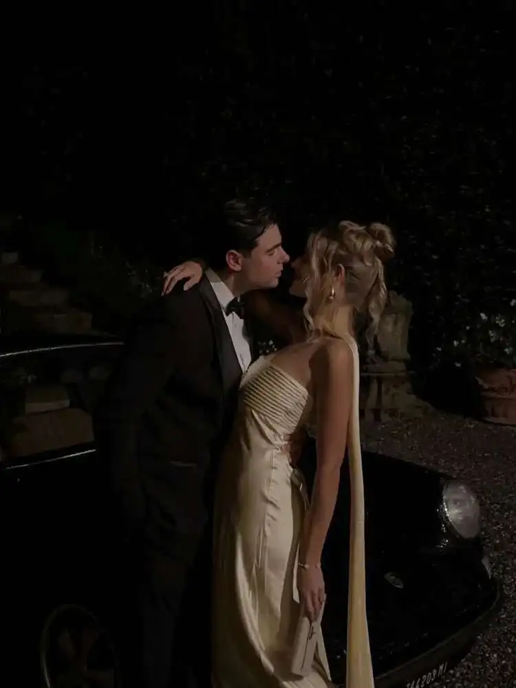 فستان ماكسي أنيق بدون حمالات بدون ظهر للنساء موضة مع وشاح من الساتان المرقعة مطوي رداء طويل 2025 ملابس حفلات الشارع الجديدة