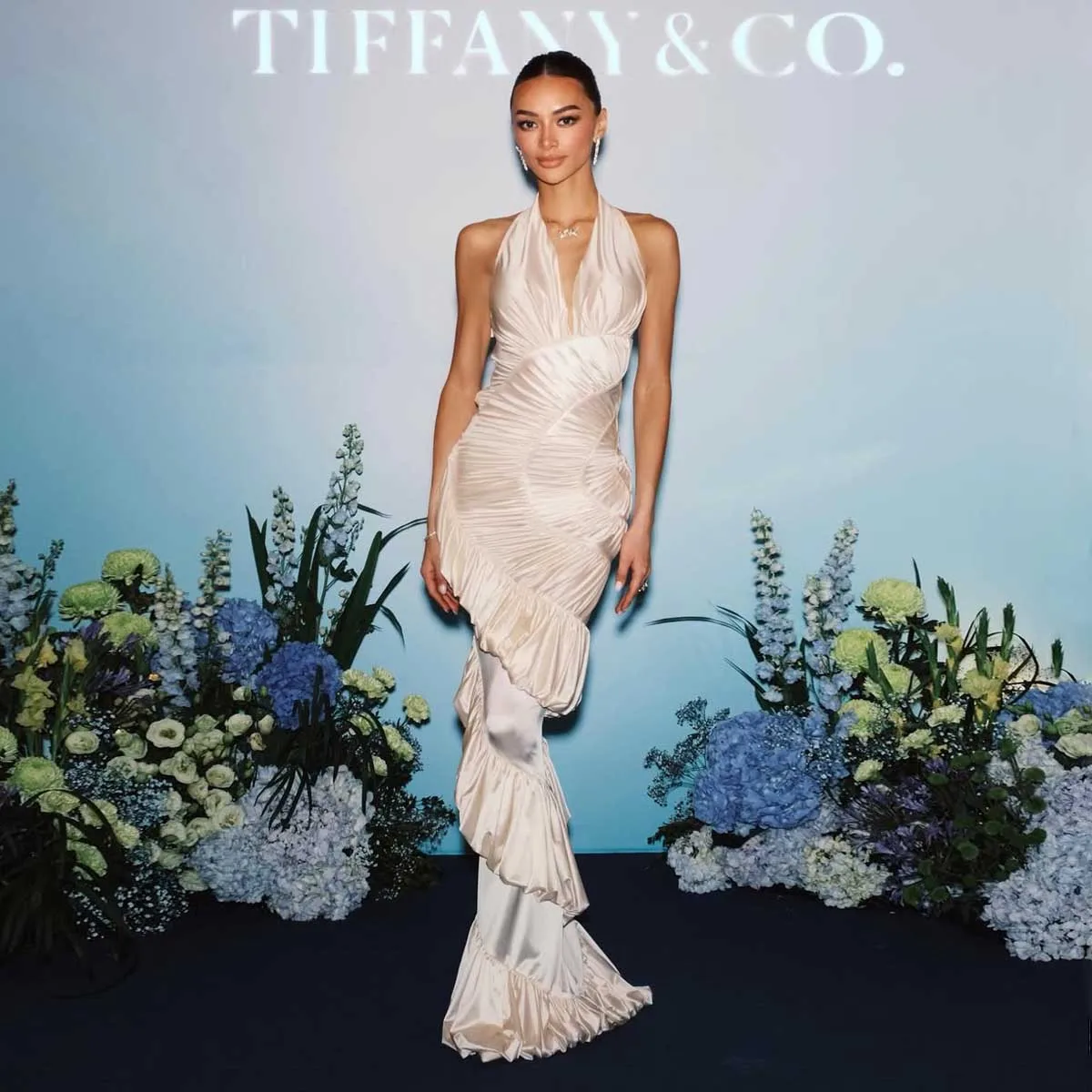 

Pretty Ruffles Taffeta Maxi Prom Dresses 2026 Formal Party Gown Celebrity Dress Halter Backless Pleated Satin Chic Evening Dress