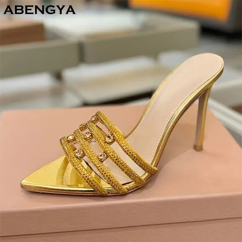 

Летние пикантные золотые тапочки на высоком каблуке, женские модельные туфли с острым носком и кристаллами, вечерние туфли, дизайнерские модные женские сандалии на каблуке с кристаллами