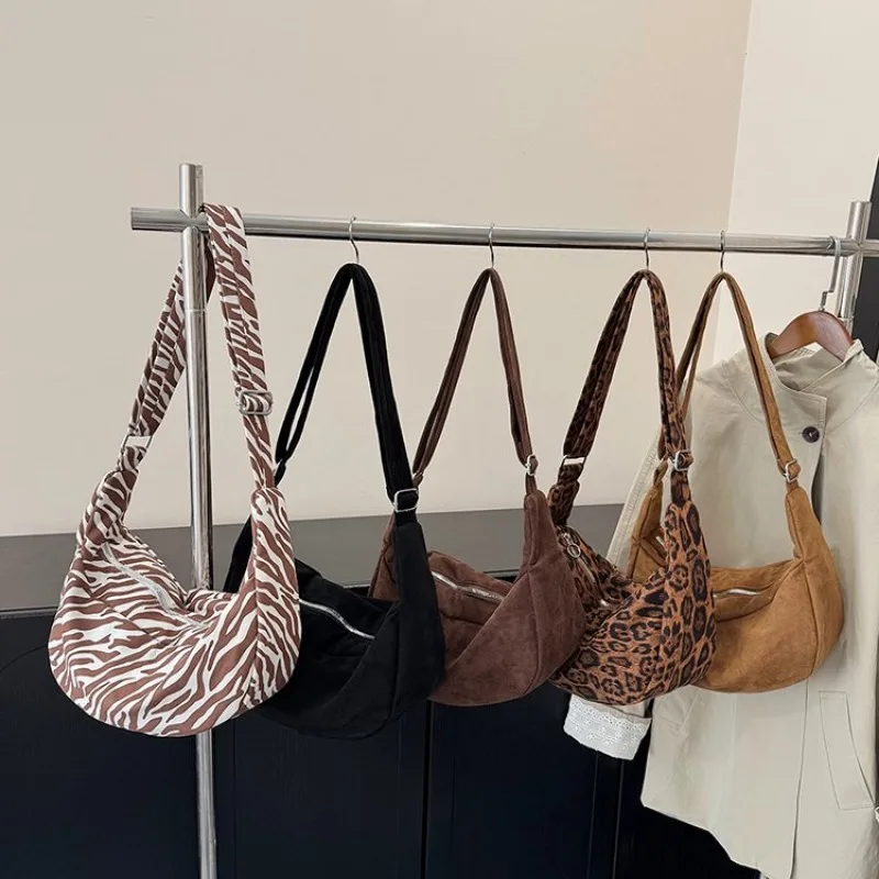 

Элегантная вечерняя сумка-тоут на одно плечо для торжественных мероприятий: изысканная, гламурная, вневременная, универсальная, шикарная, практичная