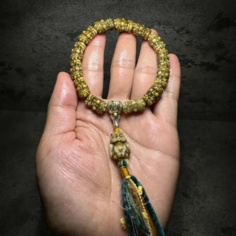 materiale-bracciale-vintage-daikokuten-portatile-vecchio-oggetto